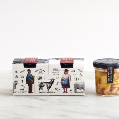 Embala gem de produto alimentar com ilustrações e pote de vidro com etiqueta preta