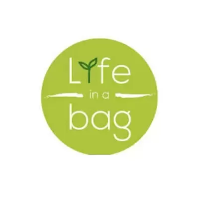 Logotipo verde com texto branco 'Life in a bag' e folha substituindo a letra i