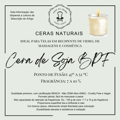 Rótulo de cera natural para velas em recipiente de vidro com vela acesa.
