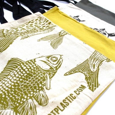 Sacos reutilizáveis de tecido com estampas de peixes e alças pretas