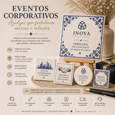 Azulejos decorativos brancos com detalhes azuis e texto personalizado para eventos corporativos, com vaso floral seco e caneta INOVA SOLUÇÕES.