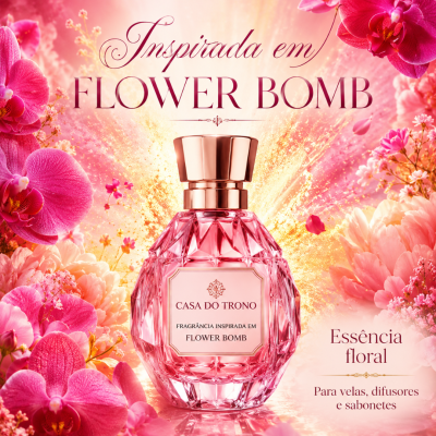 Frasco rosa facetado de essência floral rodeado de flores cor de rosa