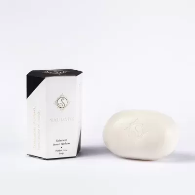 Sabonete branco oval com embalagem branca e preta da marca SAMMAR