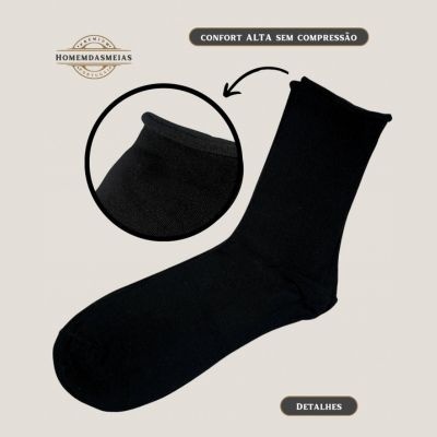 Meia preta lisa com borda dupla destacada em fundo cinzento claro