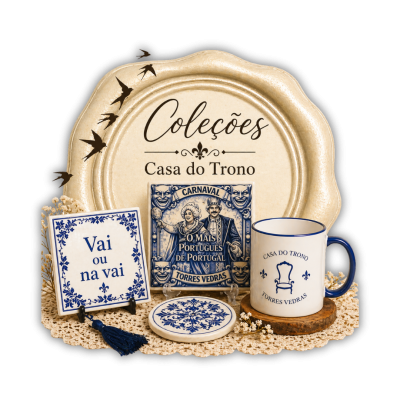 Conjunto Casa do Trono de placa decorativa, azulejo, suportes e caneca sobre superfície rendada