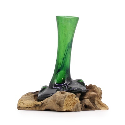 Vaso de vidro verde com base de madeira clara