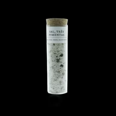 Frasco de vidro com sal e três tipos de pimenta em grão, tampa de cortiça, rótulo branco com texto