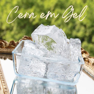 Cubos transparentes de gelo numa taça de vidro sobre um espelho com moldura dourada