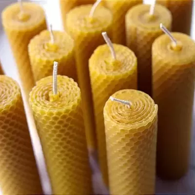 Velas cilíndricas amarelas com textura de favo de mel