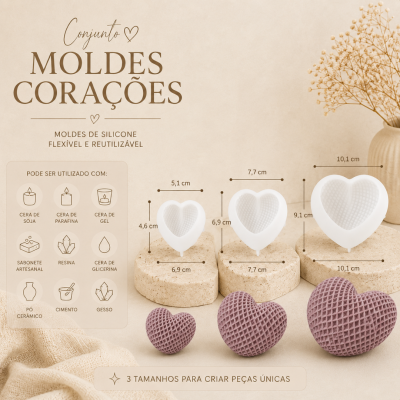 Conjunto de moldes de silicone branco em forma de corações com diferentes tamanhos e textura, dispostos sobre suportes de cortiça, em fundo bege com planta seca e etiqueta informativa.
