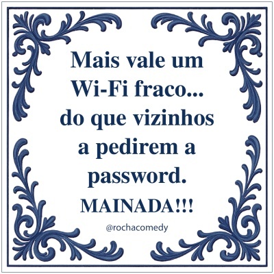 Placa decorativa com texto em português sobre Wi-Fi e vizinhos, moldura azul barroca