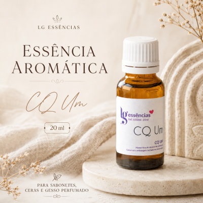 Frasco pequeno âmbar com etiqueta branca de essência aromática sobre base redonda clara