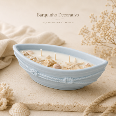 Vela decorativa em barquinho azul com conchas e estrela-do-mar