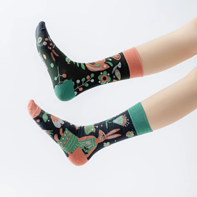 Meias compridas coloridas com padrão floral e animais