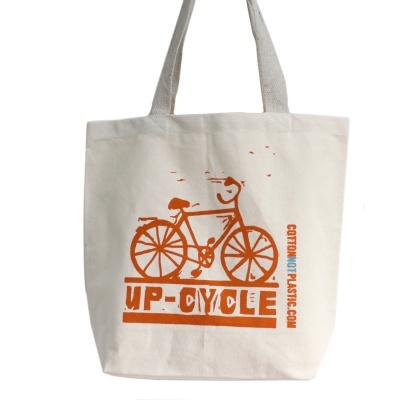 Saco de tecido branco com ilustração laranja de bicicleta e texto UP-CYCLE