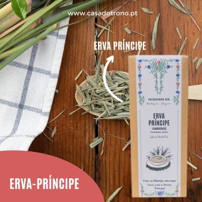 Pacote branco decorado com erva-príncipe e ramo verde sobre madeira