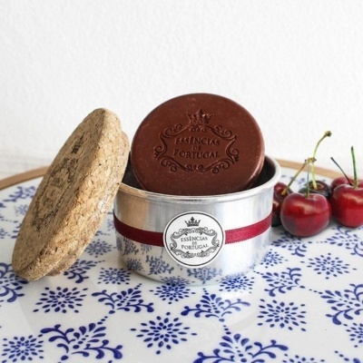 Sabonete Essências de Portugal em lata com tampa de cortiça e cerejas