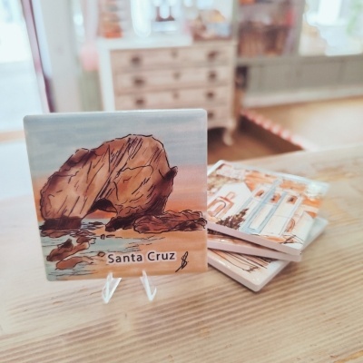 Azulejos decorativos com ilustração de rocha e texto Santa Cruz