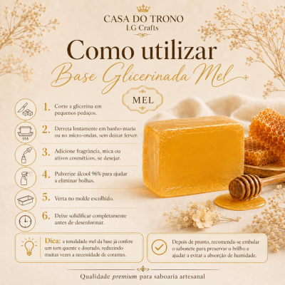 Instruções para usar base glicerinada mel com bloco de sabonete mel, colmeia e colher de mel em fundo claro com flores secas.