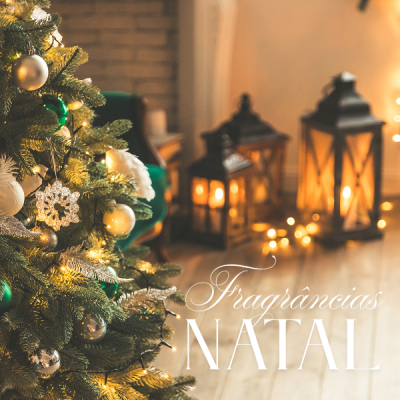 Árvore de Natal decorada com bolas e flocos de neve, lanternas acesas ao fundo