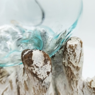 Apoio de decoração em vidro azul claro e madeira desgastada