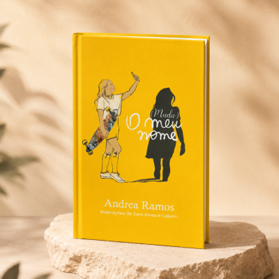 Livro de capa dura amarela com ilustração e título Muda O meu nome
