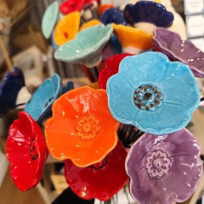 Flores decorativas coloridas de cerâmica com textura brilhante