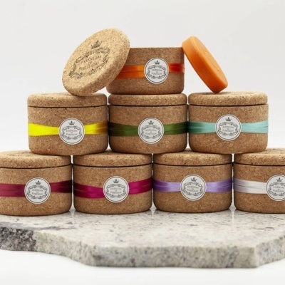 Conjunto de potes de cortiça com fitas coloridas e etiquetas brancas