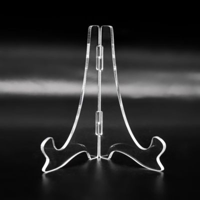 Suporte transparente de acrílico para pratos ou quadros sobre fundo escuro