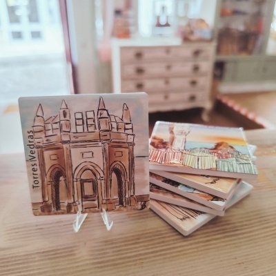 Azulejos decorativos de cerâmica com ilustrações coloridas e texto 'Torres Vedras'