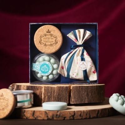 Conjunto de produtos de banho com embalagem de cortiça e saco tecido azul e floral