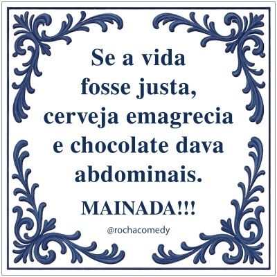 Azulejo branco com padrão azul e texto humorístico em português