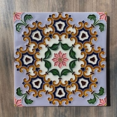 Azulejo cerâmico decorativo quadrado com padrão ornamental colorido e relevo