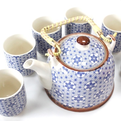 Conjunto de bule de chá e chávenas em porcelana branca com padrão azul e alça de bambu