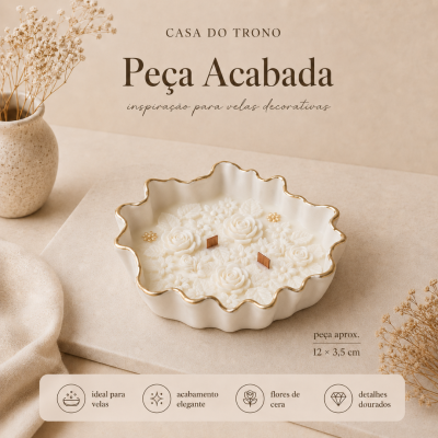 Vela decorativa branca com flores de cera em recipiente cerâmico com borda dourada
