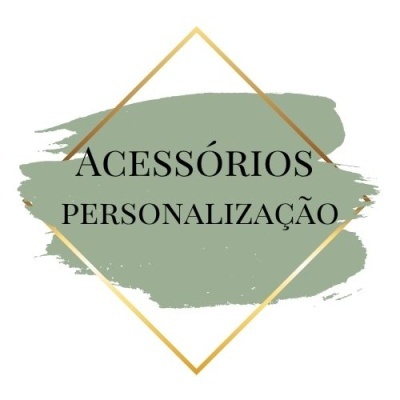 Logotipo com losango dourado, traço verde e texto em preto