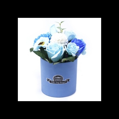 Arranjo floral artificial com flores azul e branca em caixa azul claro
