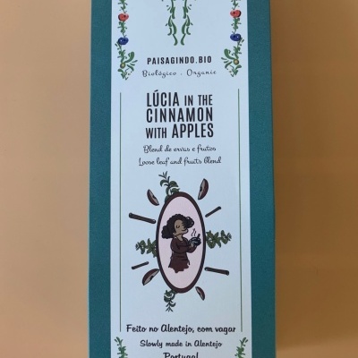 Caixa de chá orgânico LÚCIA IN THE CINNAMON WITH APPLES com design floral e texto bilingue