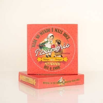 Caixa vermelha de biscoitos Paupério com desenhos de crianças e texto em português e inglês