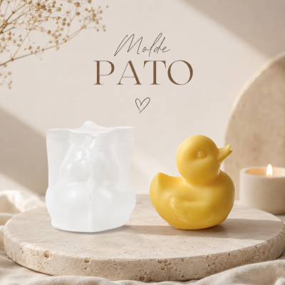 Molde de silicone translúcido e vela amarela em forma de pato sobre pedra clara