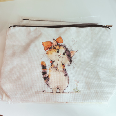 Necessaire branca com ilustração de gato com laço laranja