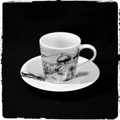 Conjunto de chávena e pires em porcelana branca com estampa preta