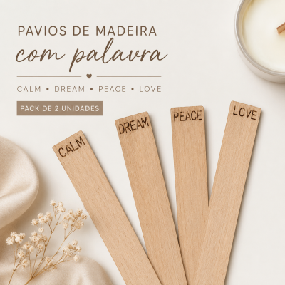 Pavios de madeira com palavras CALM, DREAM, PEACE, LOVE ao lado de uma vela branca e flores secas