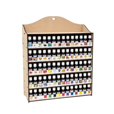 expositor de madeira com frascos pequenos coloridos