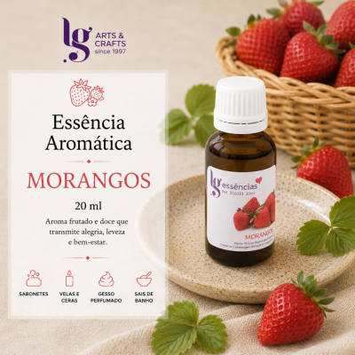Frasco de essência aromática de morangos com morangos frescos ao redor