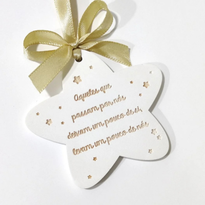 Ornamento estrela branca com fita dourada