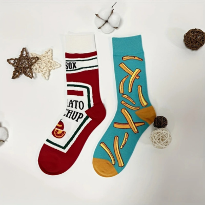 Par de meias coloridas, uma vermelha com texto e outra azul com batatas fritas