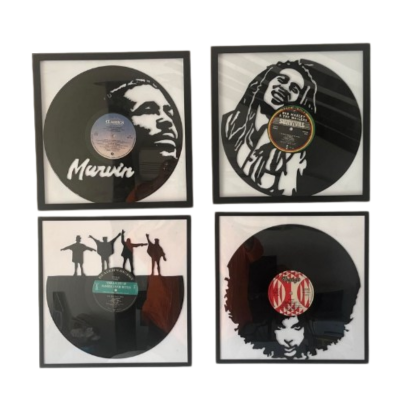 Quatro quadros com discos de vinil decorados com silhuetas de rostos e figuras humanas em preto e branco