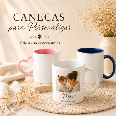 Três canecas para personalizar com interior azul e rosa e uma com foto de mãe e filha e texto personalizado, decoradas em ambiente acolhedor.
