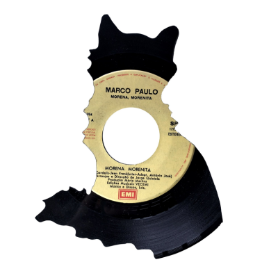 Disco de vinil recortado em forma de gato preto com etiqueta amarela no centro